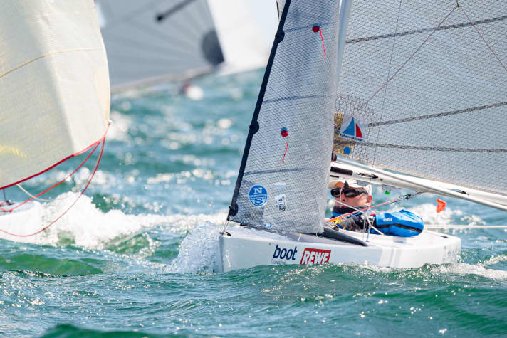   2.4mR-Klassenpräsident Ulli Libor liegt bei der Kieler Woche nach sechs Wettfahrten auf Platz vier