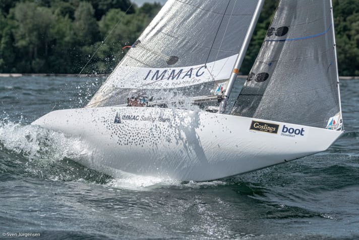   Heiko Kröger en tête en 2.4mR, le peloton suit