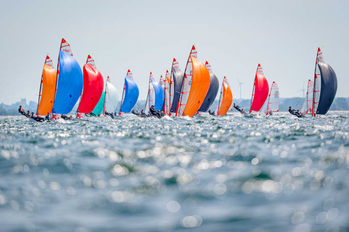   En 29er, beaucoup de jeunes passionnés de skiff naviguent sur la piste de la Kieler Woche. 118 bateaux et 236 navigatrices et navigateurs montrent lors de l'Euro Cup ce que les jeunes aiment faire à la voile.