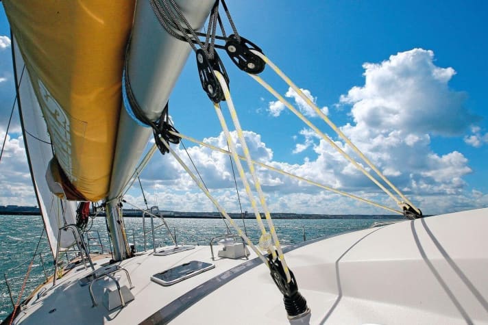   Double buoys allow similarly good trimming as a traveller, but do not require a rail