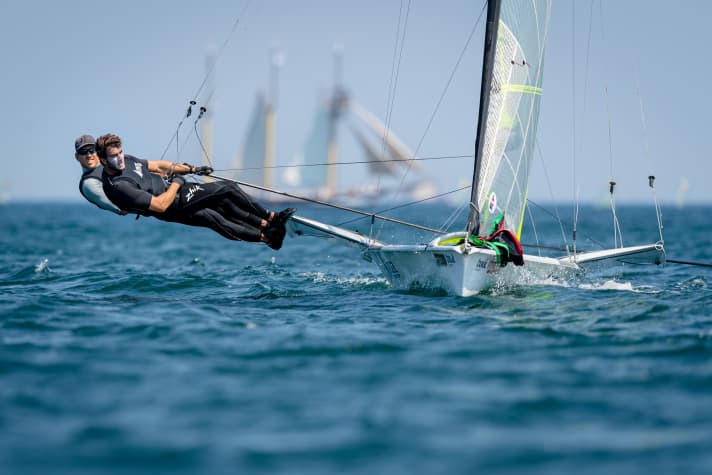   Les champions olympiques de 49er et les vainqueurs de l'America's Cup, Peter Burling et Blair Tuke, ont réussi à garder le cap lors de la première journée de la mi-temps olympique de la Kieler Woche et se sont placés en bonne position en terminant quatrièmes du classement général après trois courses.
