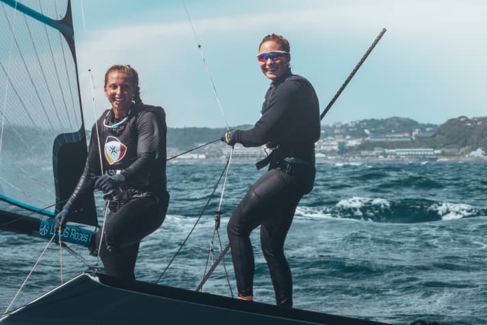   Questa allegra foto è stata scattata durante l'allenamento della timoniera del 49er Vicky Jurczok e di Anika Lorenz nell'ex e prossima area olimpica di Enoshima.
