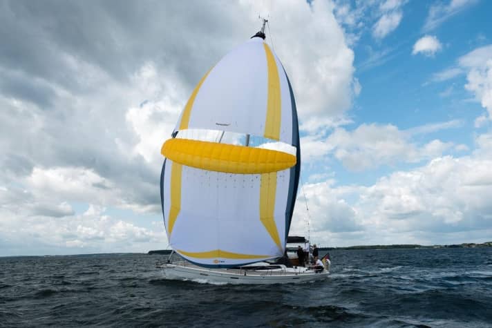   Selbst spitze Raumschotskurse sind kein Problem, das Segel steht stabil und reagiert sehr gutmütig 