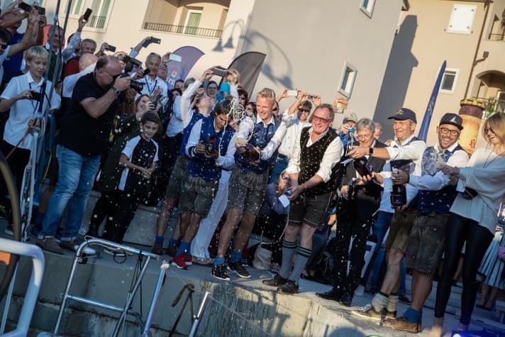   Le baptême de "Sisi" avec les parrains Franz Klammer et Peter Kaiser ainsi que l'équipe de voile et ses invités