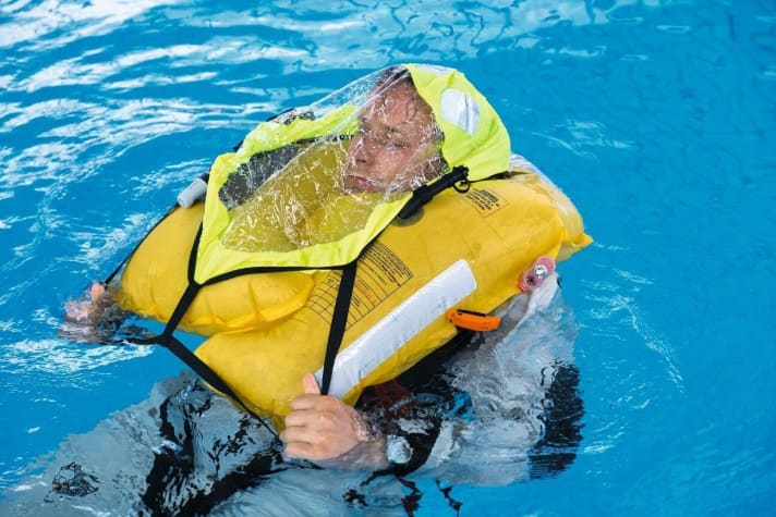   C'est justement lors d'une utilisation en haute mer qu'une bonne capote de spray est un atout de sécurité. La fonction des capots de protection ne peut être évaluée que dans l'eau.