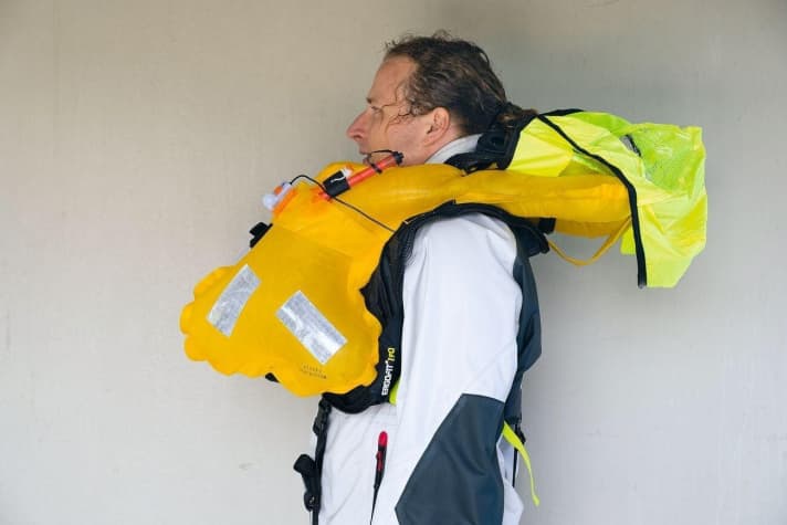   La flottabilité s'étend bien au-delà de la poitrine. Avec le ciré, le gilet n'a pas fait basculer notre testeur sur le dos.