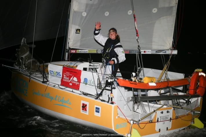   Amélie Grassi a dû réparer son bateau, mais a pu reprendre la course entre-temps
