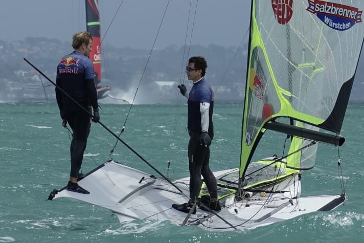   Nella zona da sogno al largo di Auckland: Erik Heil e Thomas Plößel durante l'allenamento. Sullo sfondo, lo yacht della New Zealand Cup con Peter Burling al timone.