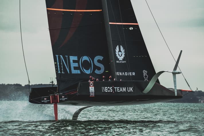   Auffällig an der ersten britischen Cup-Yacht ist unter anderem die glatte Rumpfunterseite. Bleibt sie es auch beim zweiten Boot, oder werden die Briten dem Konzept der Kiwis und Italiener folgen?