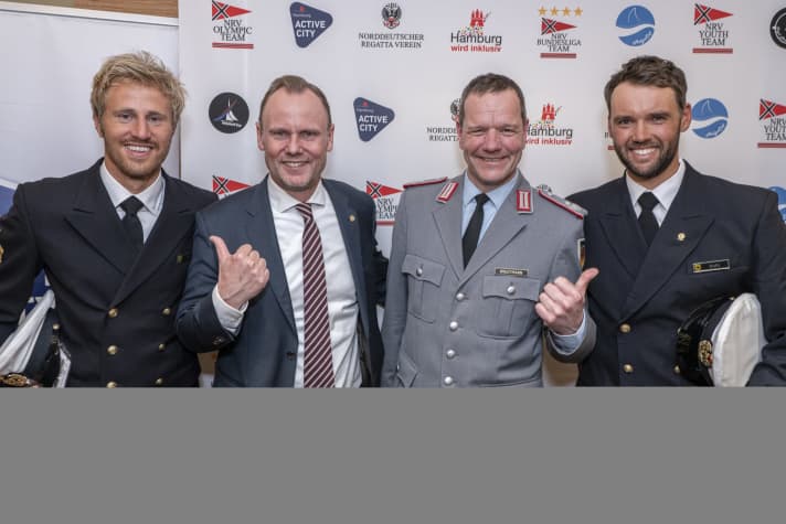  Chi sono le stelle della serata? Il senatore degli Interni e dello Sport Andy Grothe e il tenente colonnello Jürgen Bredtmann sono d'accordo: Philipp Buhl e Erik Heil meritano gli applausi.