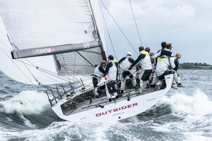   Trois semaines seulement et déjà une participation réussie au Fastnet en eau arrière : le TP52 "Outsider".