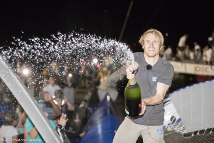   Er hatte in seiner bisherigen Karriere viele Bestleistungen zu feiern: Offshore-Darling François Gabart mit Champagner-Dusche