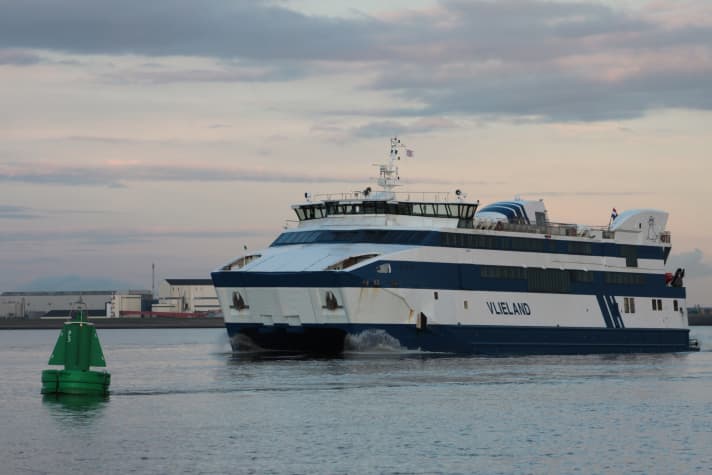   Sometimes travelling very fast: the ferries on the mudflats