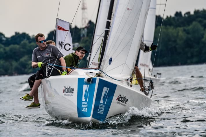   Till Krüger et ses camarades viennent tout juste de remporter le premier championnat d'Allemagne des clubs de voile électronique, et l'équipage du club de voile de Mühlenberg et lui-même se sont déjà illustrés sur l'eau en terminant troisièmes lors de la première journée de la deuxième ligue au large de Kiel.