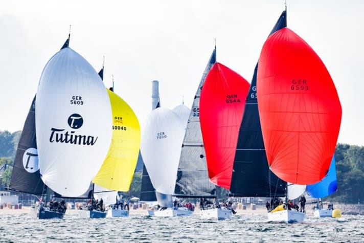   A gauche de l'image et à lire en noir sur blanc : le DK 46 "Tutima" avec sa skipper Kirsten Harmstorf-Schönwitz. À droite, le Swan 45 "Katima" de Jan Opländer. La belle vue du photographe Christian Beeck sur les Big Boats