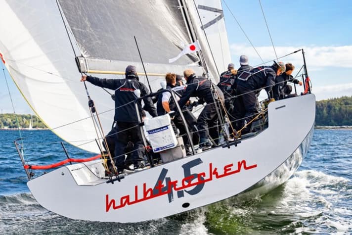   Schnell, schneller, "Halbtrocken 4.5": Michael Berghorns Crew auf der aus Australien importierten Mills 45 gab am Samstag als mit den "Line Honors" und der schnellsten berechneten Zeit den Meisterschaftston an