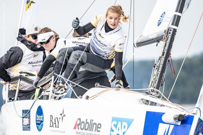   The crew of Münchner Yacht-Club in action on Wannsee