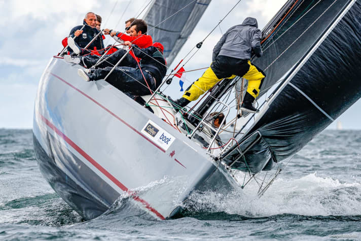   L'avant du bateau était un lieu de travail exigeant lors du week-end d'ouverture