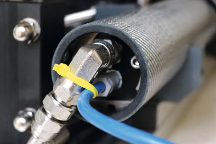   The salt water is channelled along the membrane at high pressure. The water molecules migrate to the inside of the membrane and are fed into the drinking water tank via the blue hose