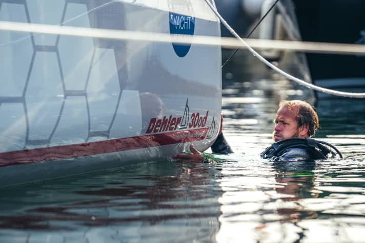   Oliver Schmidt-Rybandt optimises the underwater hull of his Dehler 30 OD "PowerPlay" during the dive before the start