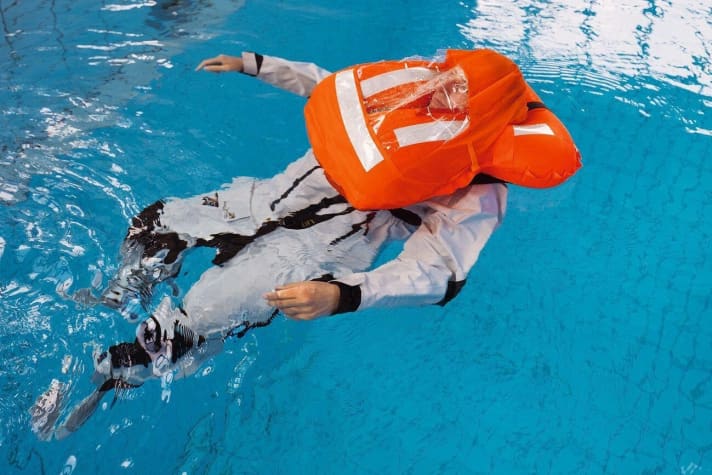 Etwas nackenlastiger Schnitt bei der Kadematic-Weste.