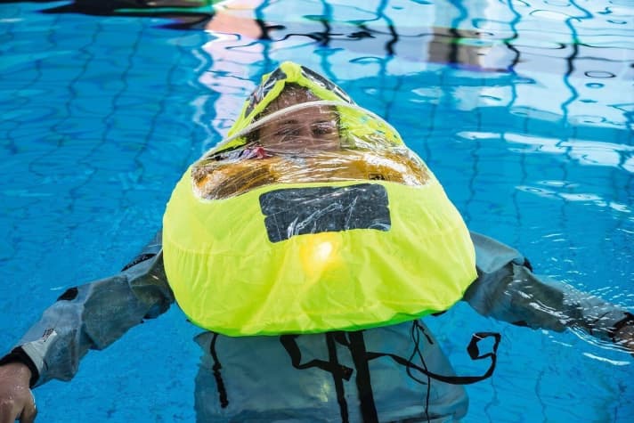 Avec la KRU Sport, la tête s'enfonce dans la flottabilité, mais reste en haut.