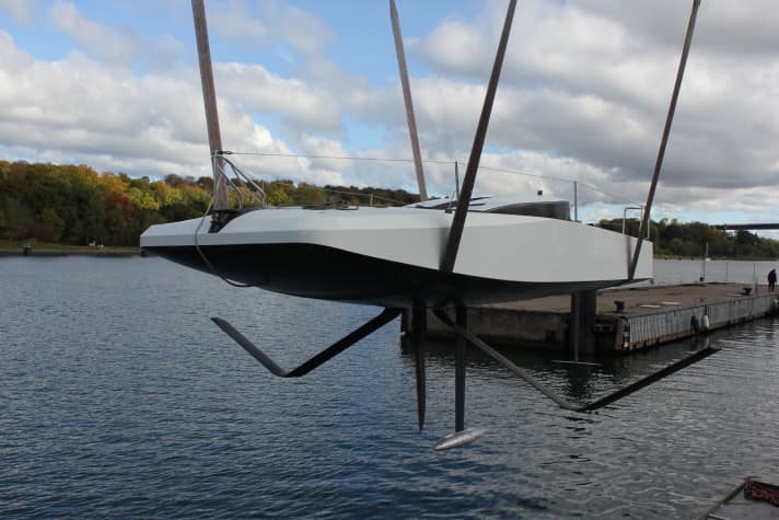   Unten platt und jede Menge Rumpfanhänge: der neue Mini 6.50 von Thomas Tison, gebaut bei der Knierim-Werft in Kiel