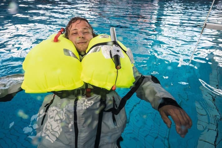 The buoyancy body presses on the cheekbones.