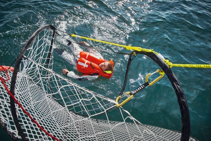   Con il POB-Net, una persona in ipotermia può essere sollevata delicatamente in orizzontale dall'acqua. Questo è possibile anche se la persona è incosciente e c'è un solo marinaio a bordo.
