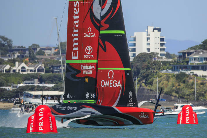   Flown just above the water, the Bustle unfolds its full effect as an end plate against pressure equalisation Studio Borlenghi