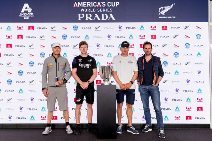   Photo de groupe des skippers Jimmy Spithill, Peter Burling, Dean Barker, Sir Ben Ainslie (de g. à dr.)