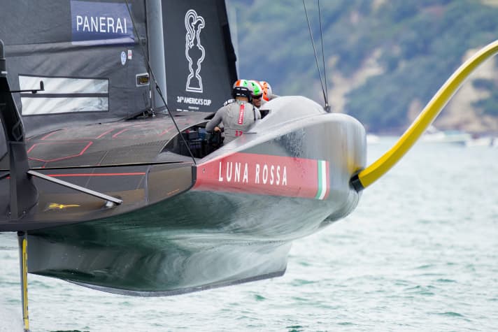   Impressionanti da ogni angolazione: i foiler della classe AC75, che hanno dovuto impegnarsi a fondo nel secondo giorno della Prada Cup. Ecco l'italiano "Luna Rossa" Carlo Borlenghi