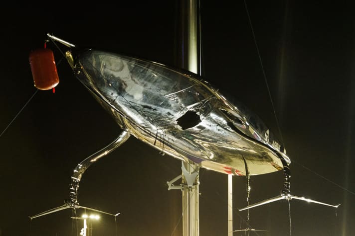   La coque du "Pariot" est percée d'un grand trou à bâbord