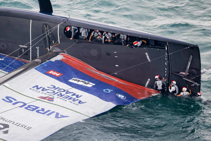   They had their first victory in the Prada Cup in sight when they spectacularly capsized and had to give up: the eleven sailors from Team American Magic