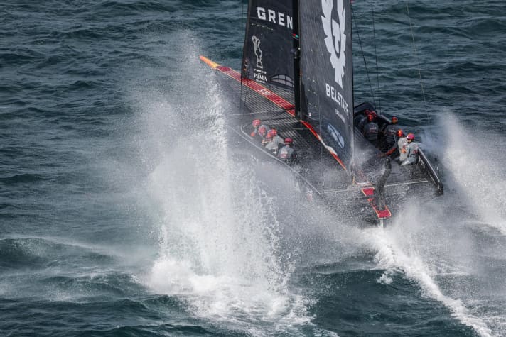   Flew across the course at top speeds of more than 50 knots: the once again victorious "Britannia"