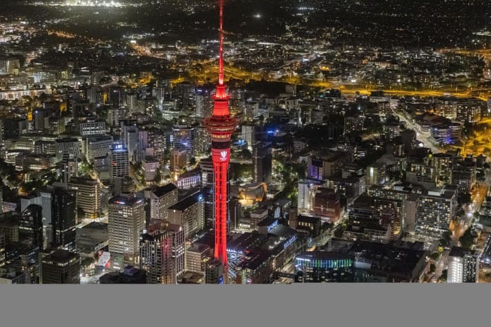   Auckland's famous Sky Tower in sailing garb: the landmark of the "City of Sails" keeps changing colours. This is how the Kiwis celebrate the Prada Cup and America's Cup, visible from afar