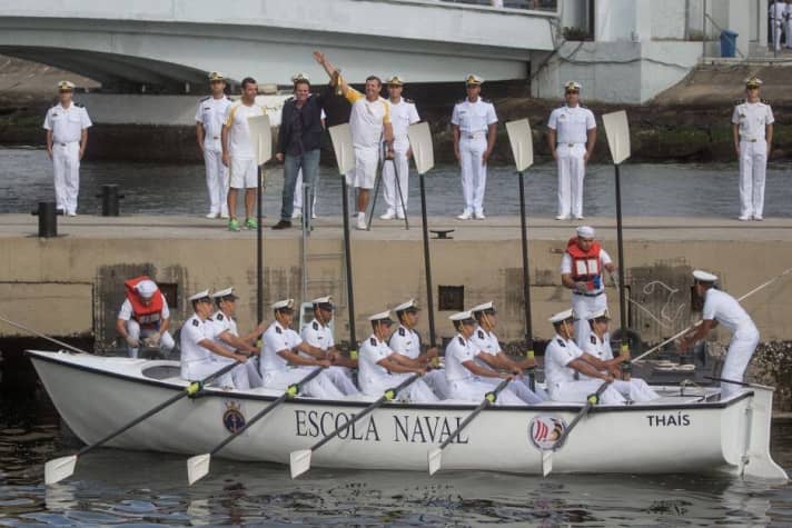   The Brazilian flagship sailors and brothers Torben and Lars Grael - together they have won six medals at the Olympic Games - hand over the Olympic flame to Rio's mayor. They brought it by sea in the classic way