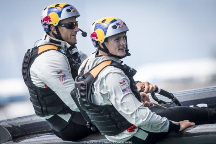  Heureux d'avoir remporté les deux points de la victoire, mais pas satisfaits de leur propre performance : le skipper Jimmy Spithill (à g.) et son équipage