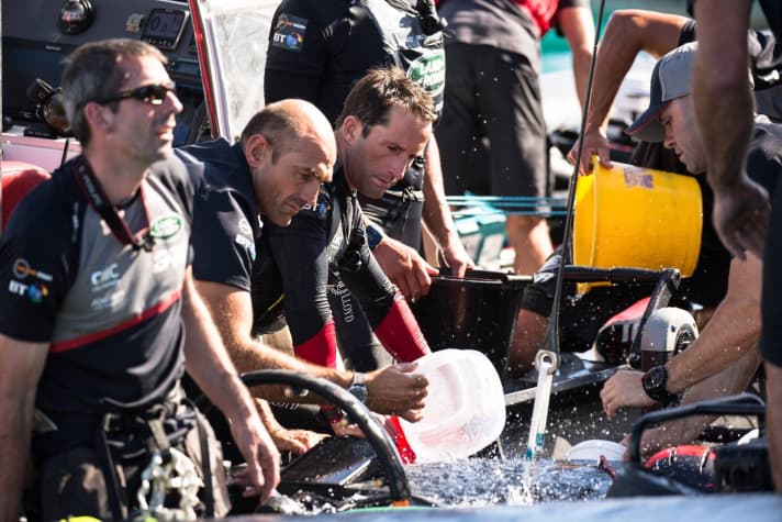   Des scènes que Sir Ben Ainslie dit avoir vécues pour la dernière fois il y a 30 ans en Opti : Après le crash, le catamaran britannique a failli sombrer.