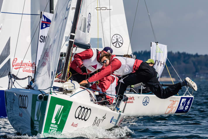   Mit vollem Einsatz: Die Crew des Segel- und Motorboot Club Überlingen gewann den Bundesliga-Auftakt vor Prien auf dem Chiemsee