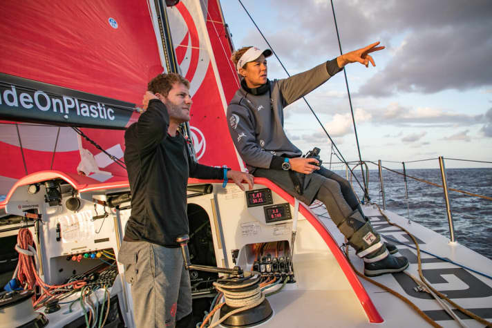   Les skippers de Dongfeng Charles Caudrelier et Carolijn Brouwer se concertent