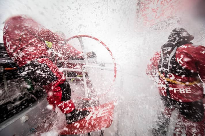   Extrem nasses Segeln: Xabi Fernandez’ Team auf "Mapfre" rast Kapstadt als aktueller Spitzenreiter entgegen