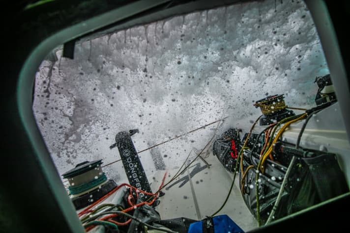   La vue mouillée du cockpit de Dongfeng depuis le pont inférieur.