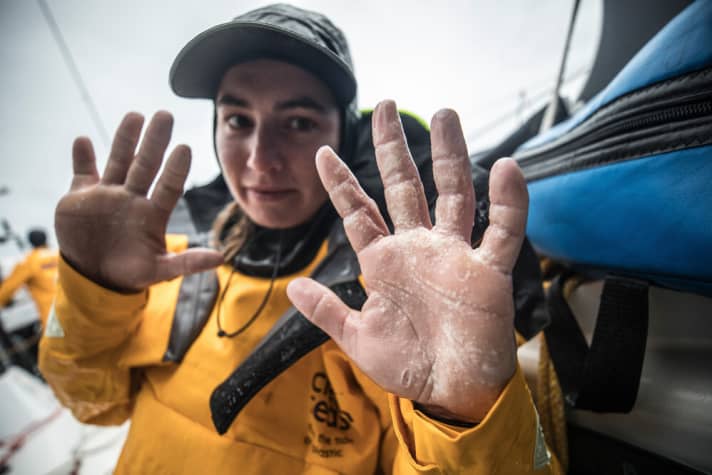   ... le mani di una velista nella seconda tappa più lunga della regata intorno al mondo