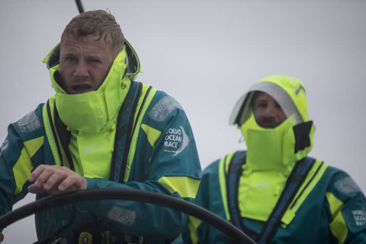   Die wechselhaften Segelbedingungen fordern die Teams und ihre Steuerleute – hier ist AkzoNobels Wachführer Nicolai Sehested am Rad im Einsatz