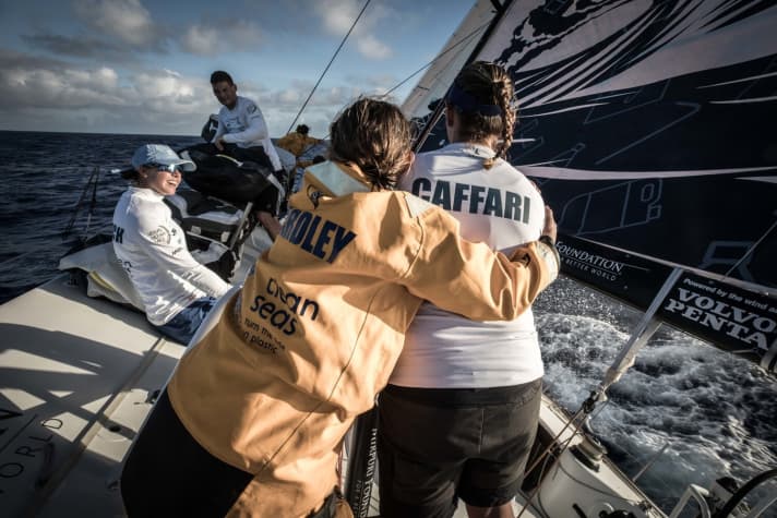   Trost von der nassen Vorschiffsfrau Liz Wardley für die trockene Steuerfrau und Skipperin Dee Caffari: Ihr junges und vergleichsweise wenig erfahrenes Team Turn the Tide on Plastic jagt dem Feld einmal mehr auf dem sechsten und letzten Rang hinterher