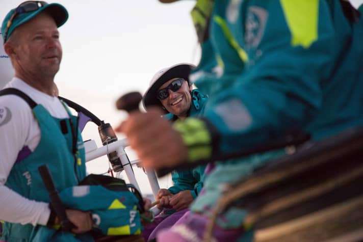   Die Laune im Team von AkzoNobel könnte aktuell kaum besser sein. Links im Bild: Wachführer Chris Nicholson