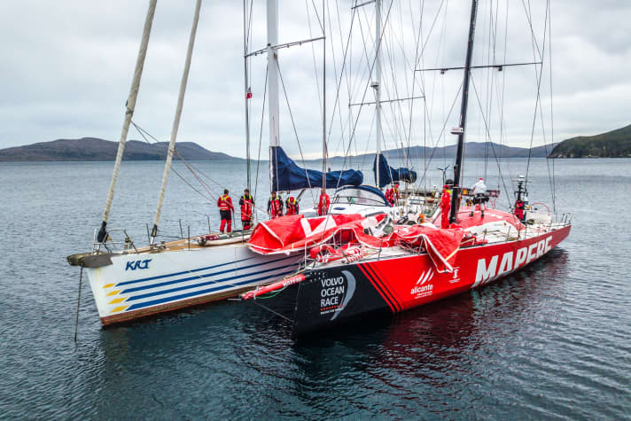   Mapfre doit s'arrêter au large du Cap Horn pour réparer son mât et reprend la course après une aide extérieure et 13 heures de travail exceptionnel.