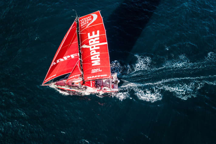   Mapfre segelt der Flotte nach Materialbruch und Reparatur-Stopp vor Kap Hoorn inzwischen mit fast 500 Seemeilen auf Rang 5 hinterher. Skipper Xabí Fernandez erwartet, dass sein Team den Etappenhafen Itajaí aufgrund der aktuellen Wetterprognosen erst Tage nach den beiden Spitzenreitern erreichen wird