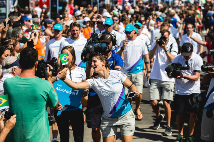   Les fans et les caméras adorent cette Brésilienne naturelle et très sympathique.